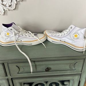 Men’s white with purple and gold stitching converse all star sneakers